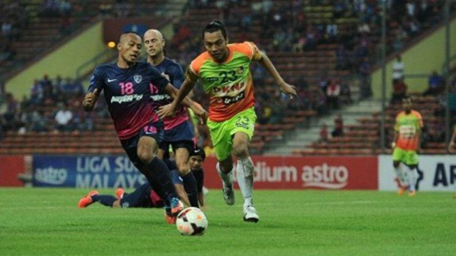 Hamka Hamzah (kanan).