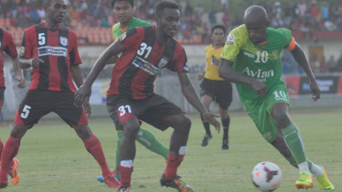 Greg Nwokolo (10) mengontrol bola saat Persebaya melawan Persipura di Stadion Mandala Jayapura, Selasa 15 April 2014.
