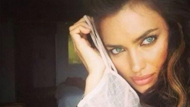 Kekasih Cristiano Ronaldo, Irina Shayk memamerkan pakaian dalam barunya.