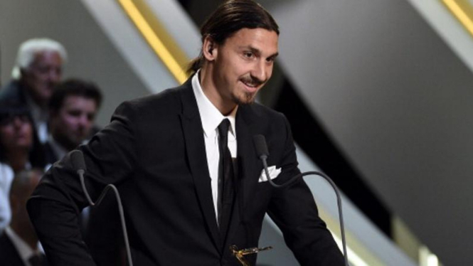 Zlatan Ibrahimovic usai dinobatkan sebagai pemain terbaik Ligue 1 2013/14.