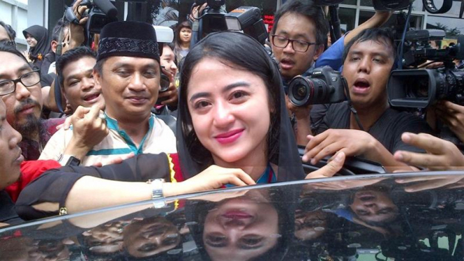 Dewi Perssik