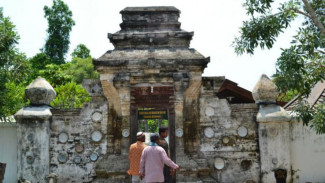 Keramik Tiongkok Kuno di Gapura Makam Sunan Bonang