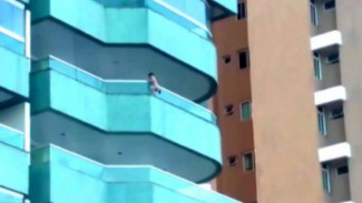 Seorang Balita Hampir Terjatuh dari Lantai Lima Apartemen