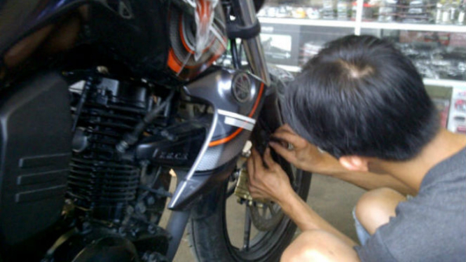 Mengganti kampas rem motor.