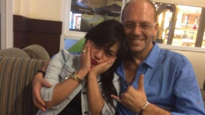 Yunita Lestari dengan pria bule