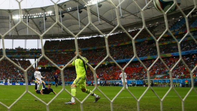 Penyerang Belanda, Robin van Persie, saat lawan Spanyol