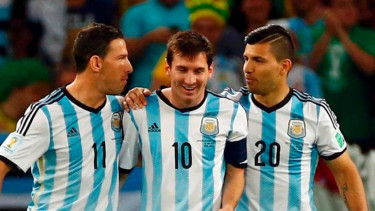 Pemain Argentina, Maxi Rodriguez, Lionel Messi, dan Kun Aguero