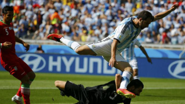 Gonzalo Higuain (putih)