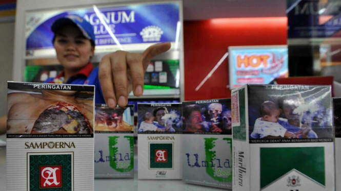 Petugas memperlihatkan kemasan terbaru rokok dengan peringatan berbentuk gambar di Jakarta
