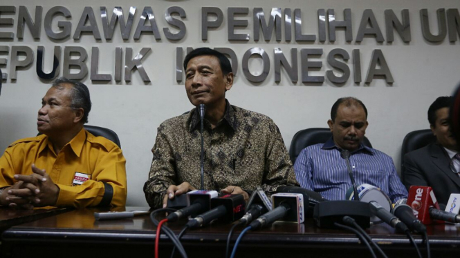 Menteri Koordinator Politik Hukum dan Keamanan (Menko Polhukam) Wiranto (tengah). 