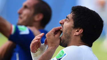 Pemain Uruguay, Luis Suarez, usai gigit Giorgio Chiellini