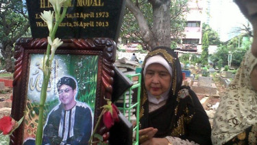 Ibunda berziarah ke makam Uje