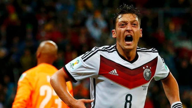 Pemain Jerman, Mesut Oezil, usai cetak gol
