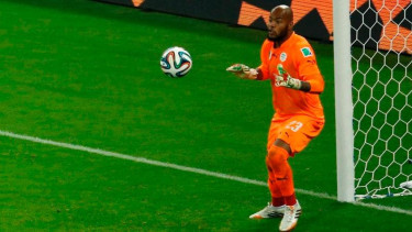 Kiper Aljazair, Rais M'Bolhi pada pertandingan melawan Jerman.