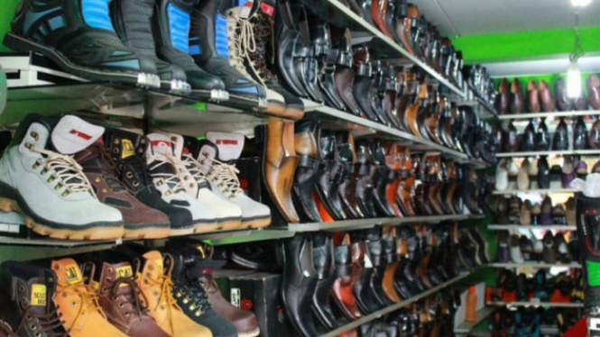 Sepatu lokal di tengah gempuran produk impor.