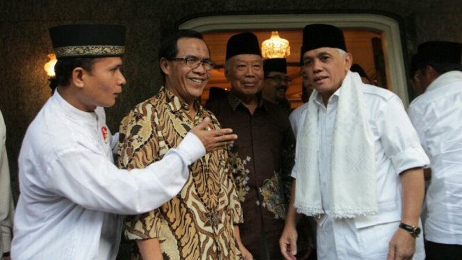 Hatta Rajasa Sambangi Kediaman Probosutedjo (tengah).