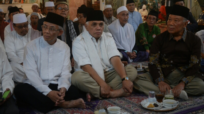 Probosutedjo (kanan).