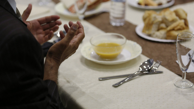 Berdoa sebelum berbuka puasa. 