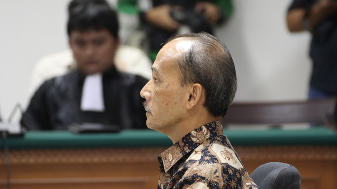 Budi Mulya terjerat kasus  korupsi Bank Century. 