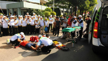 Simulasi penanganan korban kecelakaan.