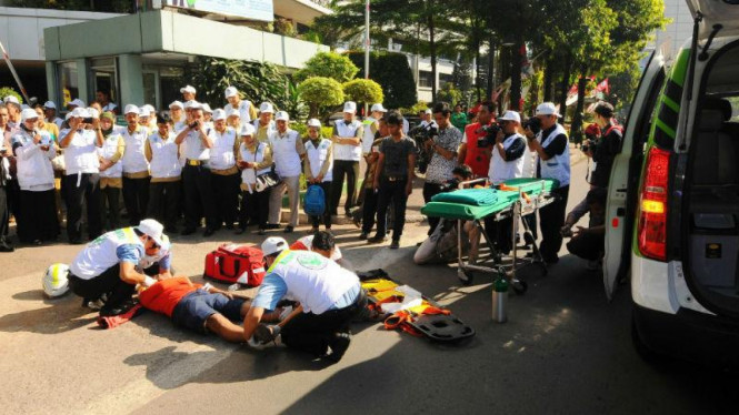 Simulasi penanganan korban kecelakaan.