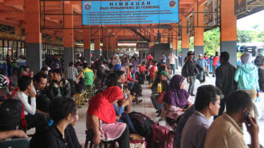 Pemudik Mulai Padati Terminal Kampung Rambutan