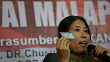 Chusnul Mar'iah saat diskusi di Galeri Cafe