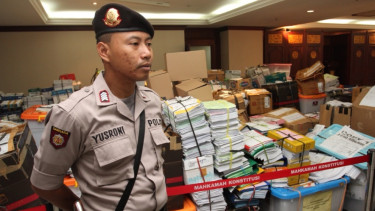 Tim hukum Prabowo-Hatta Menyerahkan Ribuan Lembar Bukti Berkas ke MK. 