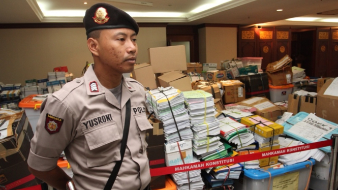 Tim hukum Prabowo-Hatta Menyerahkan Ribuan Lembar Bukti Berkas ke MK. 