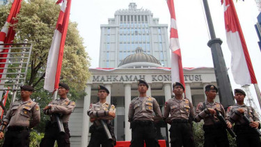 Polisi berjaga di depan Gedung Mahkamah Konstitusi beberapa waktu silam.