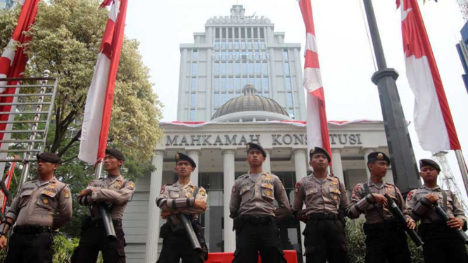 Polisi berjaga di depan Gedung Mahkamah Konstitusi beberapa waktu silam.