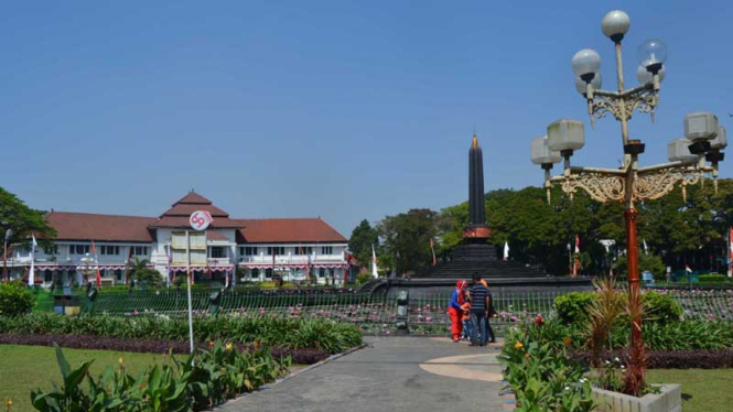 Tugu Balai Kota di Malang, Jawa Timur.