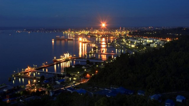Pemandangan Kota Balikpapan malam hari.