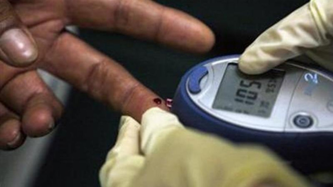 Tes darah penderita diabetes.