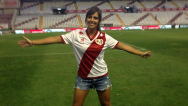 Wanita seksi kenakan jersey klub Rayo Vallecano.