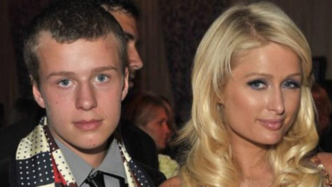 Conrad dan Paris Hilton.
