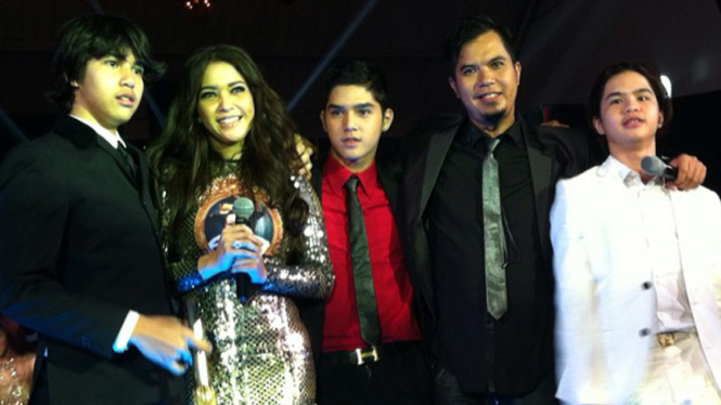Maia Estianty Ahmad Dhani dan anak mereka