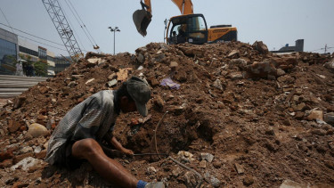 Warga Mencari Barang di Sisa-Sisa Puing Bangunan Jatinegara