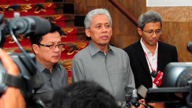 Sekjen Kementerian ESDM, M Teguh Pamuji (tengah).