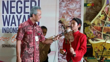 Foe Jose Amadeus Khrisna bersama dengan Gubernur Jateng, Ganjar Pranowo