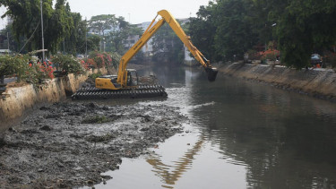 Pengerukan Anak Kali Ciliwung Jelang Hadapi Musim Penghujan
