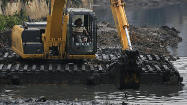 Pengerukan sungai-sungai di Jakarta