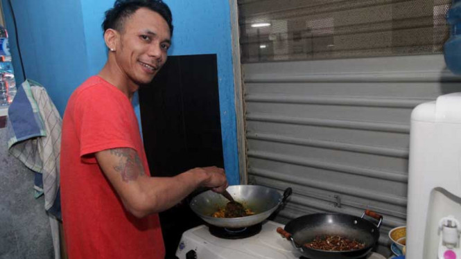Norman Kamaru Buka Warung Makan