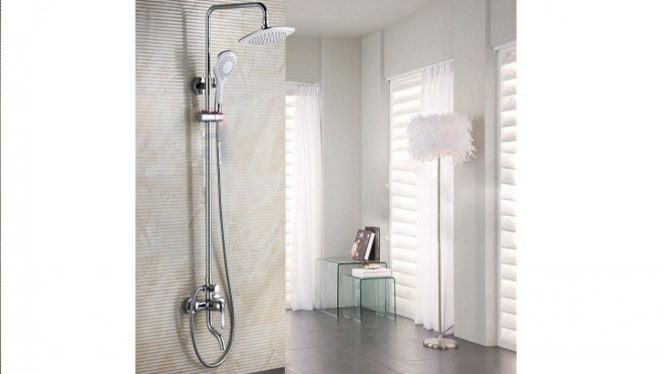 Shower head di kamar mandi.