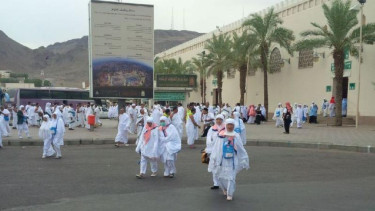 Calon haji Indonesia saat miqat di Bir Ali, 12 km dari kota Madinah.