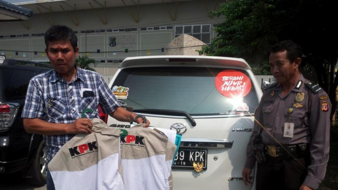 Barang bukti oknum anggota KPK gadungan.