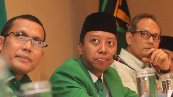 Ketua Umum PPP, Romahurmuzy (tengah.