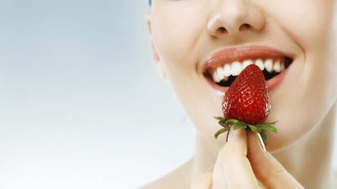 Ilustrasi stroberi dan bibir merah