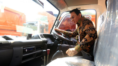 Ahok Terima Sumbangan 14 Truk Sampah