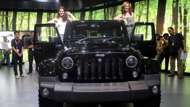 Model Asing Meriahkan Peluncuran Jeep Wrangler Sahara HEMI di IIMS 2014